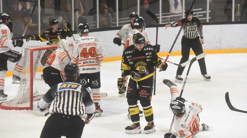 Vimmerby öste in mål i tredje perioden och vann till slut stort mot Karlskrona.