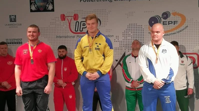 Emil Norling med beviset på att han är ny junioreuropamästare.