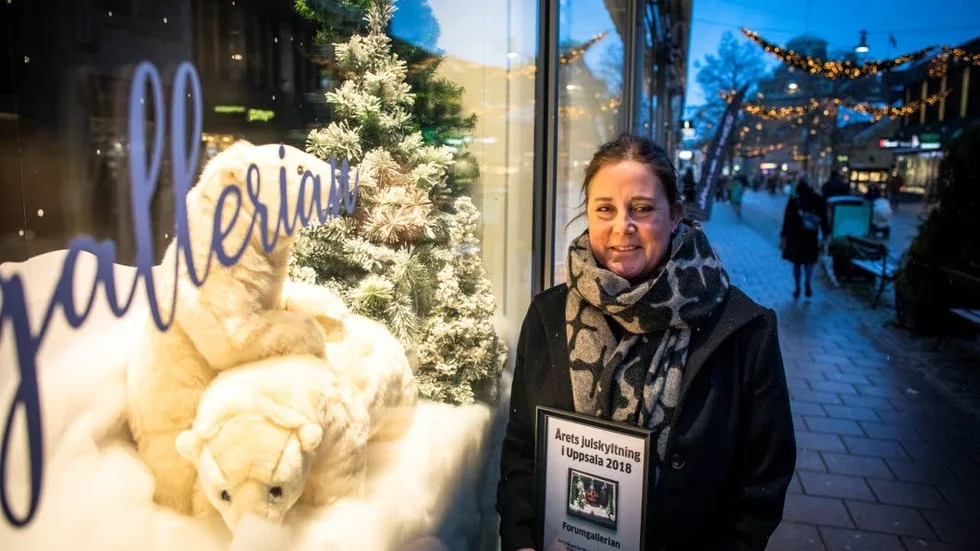 Erika Wesslén, marknadsansvarig för Forumgallerian, är hjärnan bakom årets vinnande skyltning i Uppsala. Till sin hjälp hade hon gallerians två dekoratörer.