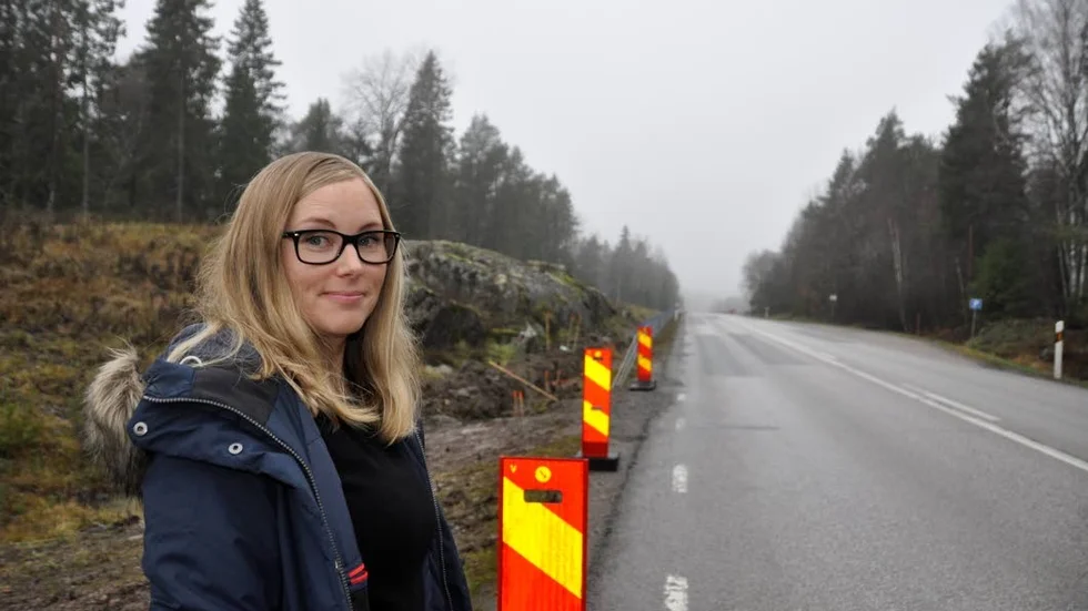 Liselotte Edling har tre barn som varje dag går till busshållplatsen längs de nya räckena på länsväg 282.