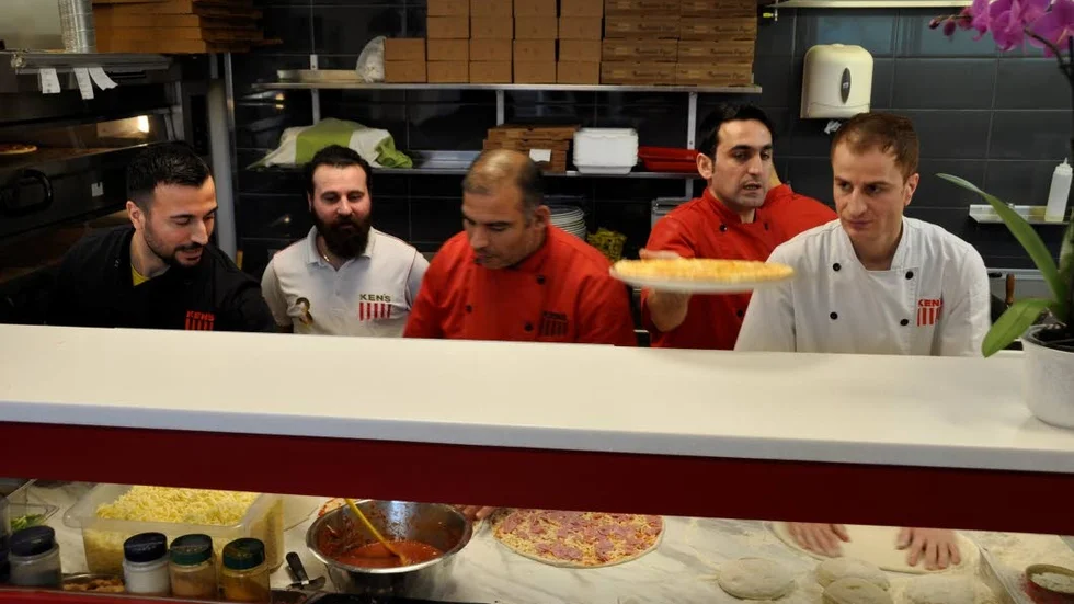 Det är trångt bakom bakbordet på nyårsdagen. "Att kalla in extrapersonal är ingen svårighet, alla vill jobba", säger Mehmet Tas, restaurangchef (tv) intill är Yasin Elyasi, Deniz Karfal, Ramin Pirman och Sulliman Tahir.