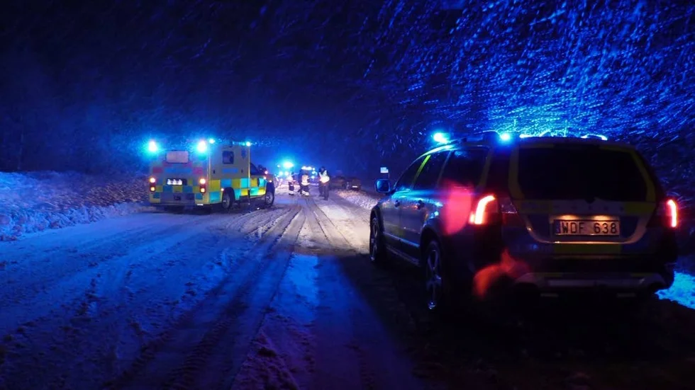 Snöfallet i Uppsala län blev lugnare än befarat enligt SMHI. Men i Tierp och Östhammar är drygt 1400 kunder utan el under tisdagskvällen och under dagen har ett flertal trafikolyckor inträffat, bland annat den här i Björklinge.