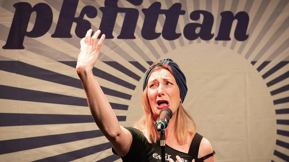Ståuppkomikern och skådespelaren Elina Du Rietz gästar i helgen Reginateatern med sin hyllade föreställning "PK-fittan".