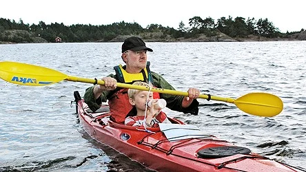 Håkan Mauritzon paddlar kajak med sonen Isak.