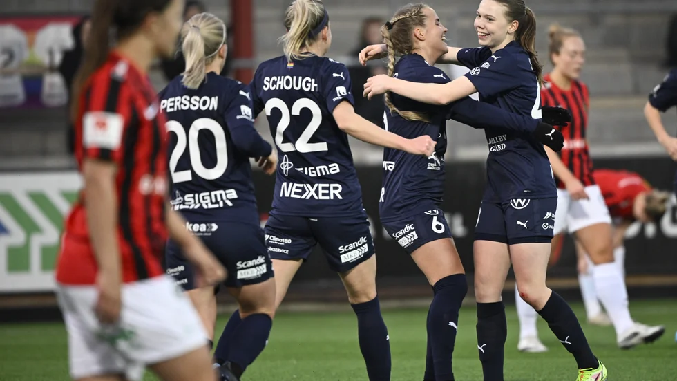 Rosengårds Bea Sprung (till höger) jublar med sina lagkamrater efter att 17-åringen satt 1–0 hemma mot Brommapojkarna i premiären.