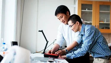 Shi Chengs och Zhigang Wu i arbete.