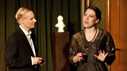 Magnus Åberg och Veronica Johansson på scenen.