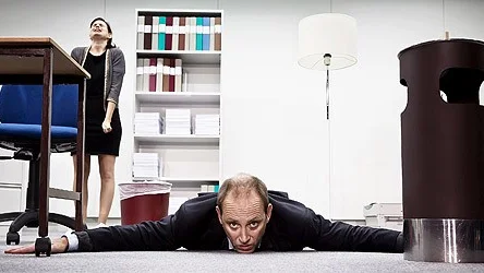 Samuel Fröhler lägger sig platt för Tomas Tranströmers dikter och Thérèse Svensson drar upp axlarna av belåtenhet.