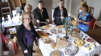Vivianne Andersson, Berit Jansson, Agneta Markusson, Barbro Granholm och Anna-Lisa Arkegrim dukar upp ett axplock ur den egna kakboken.
