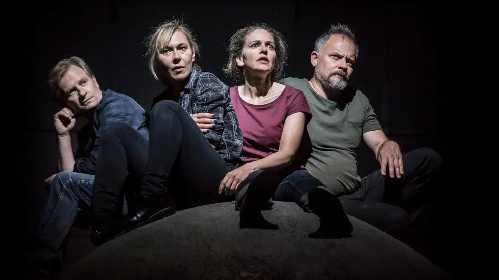 Scenisk Knausgård. Sven Ahlström, Jessica Liedberg, Ann-Sofie Rase och Gerhard Hoberstorfer i "Min kamp".