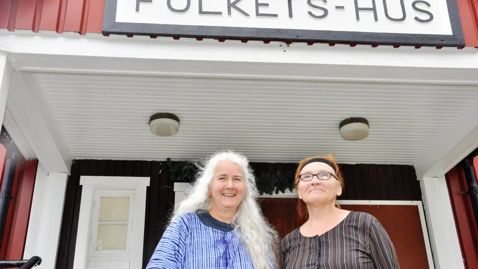 Karin Åhström, ordförande i Harghamns Folkets hus, står bakom textiluppropet längst med väg 292.