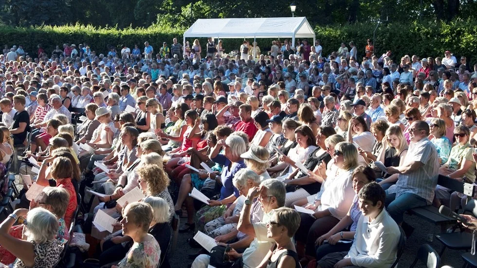 Så här fullt är det knappast på varje konsert i Parksnäckan, men arrangören KLBR Live är nöjd med biljettförsäljningen i sommar.