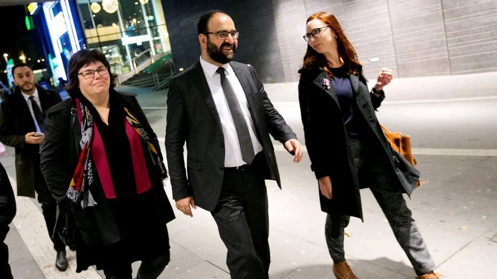På besök. Bostadsminister Mehmet Kaplan (MP) på promenad i Uppsala flakerad av Uppsalapolitikerna Maria Gardfjell (MP), t v och Hanna Victoria Mörck (V) t h.
