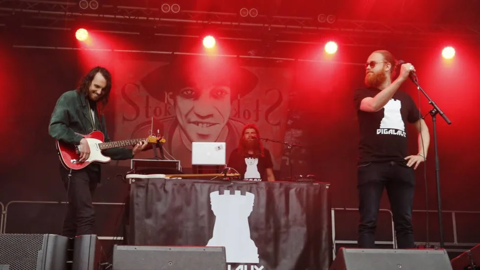 Stök uppträdde på Krutan Live.