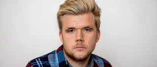 Gammal hund som aldrig lär sig sitta