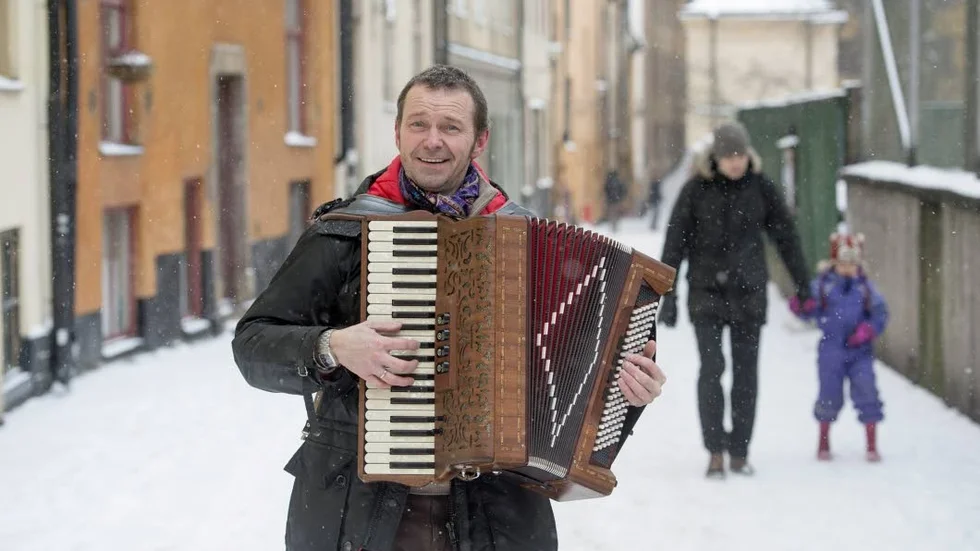 Spelman. Bengan Janson tar med sig sitt dragspel och Janne Åström till Uppsala.