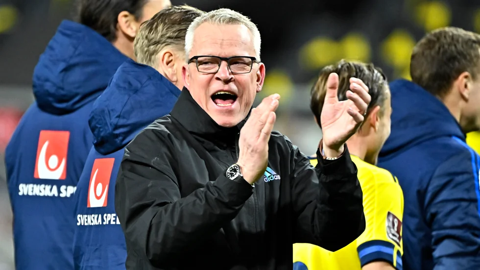 Janne Andersson jublar och applåderar efter 1–0-segern mot Tjeckien i förlängning.