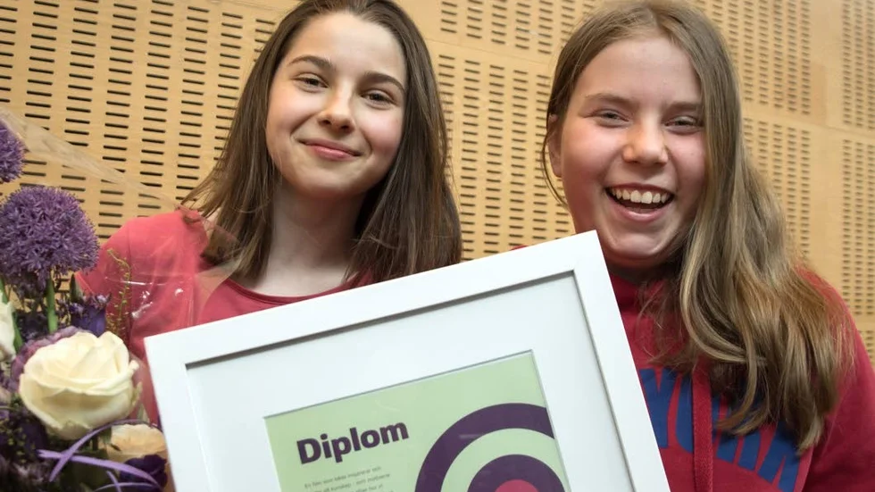 Felicia Lövbrand och Molly Gramner, Måttsundsskolan årskurs 5, visar stolt upp diplomet för vinnande film