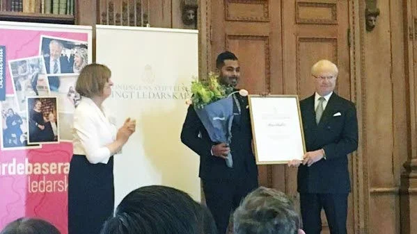 Kungligt pris. Afnan Khabiri, Jokkmokk tar emot Kompassrosen ur den svenska konungen Carl XVI Gustafs hand under en ceremoni i Stockholm.