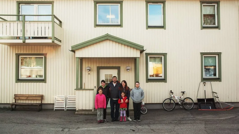 Familjen Kuzmenov har sitt ödesbesked. På bilden syns Oleg och Katerina, omgiven av barnen David, Igor, Maria och Pollyanna.