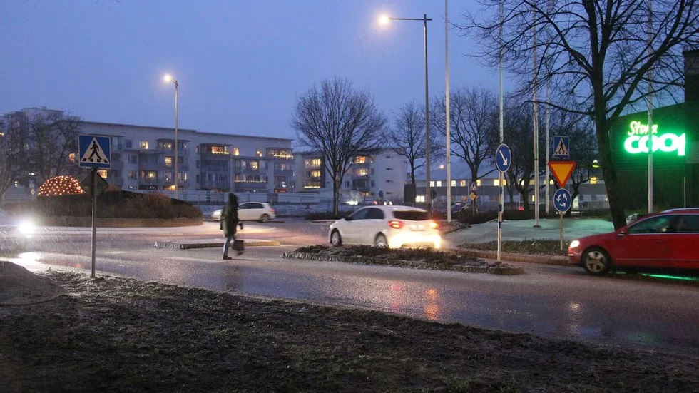 Byggförslag. Kryddgårdsrondellen i korsningen Östra Ringgatan-Torggatan. Nu finns det ett nytt förslag för lägenhetsbygge på den tomt där tidigare Möbelhuset låg.