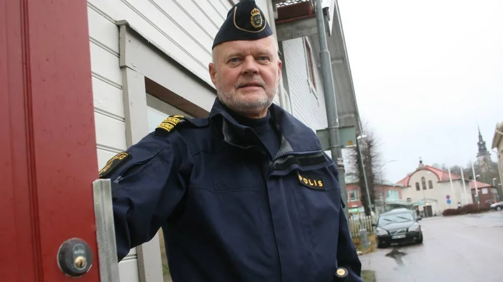 Vapenamnesti. Olle Rehn, kommunpolis i Heby, berättar att det alltid lämnas in vapen, även från personer i Heby kommun, vid vapenamnestier.