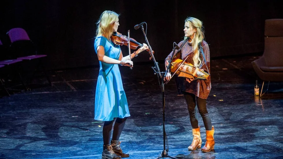 Uppträder. Erika Lindgren Liljenstolpe (till vänster) står för uppträdandet vid den musikaliska salongen i Lövstabruk nästa helg.