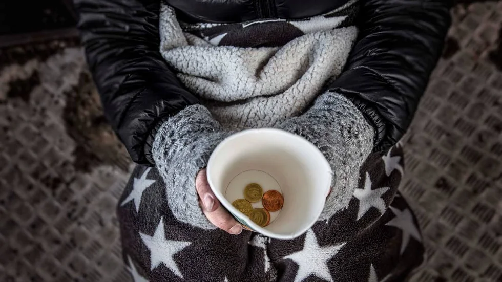 Alina får i dag ihop runt 300 kronor om dagen. När hon började tigga i Uppsala 2011 kunde hon få uppemot 3000 kronor. "Det var en sådan stress att behöva fixa pengar. Jag var väldigt naiv när jag kom hit" säger hon.