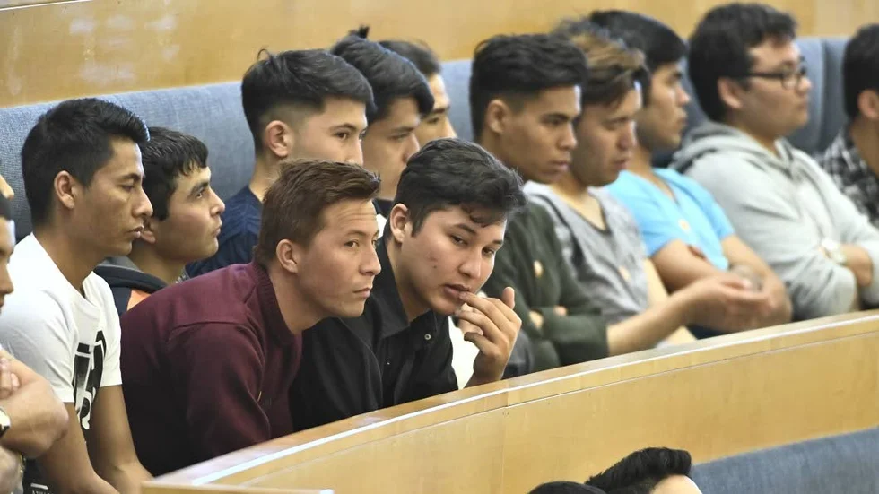 Vilka värderingar visar våra handlingar? Afghanska flyktingar på riksdagens åhörarläktare.