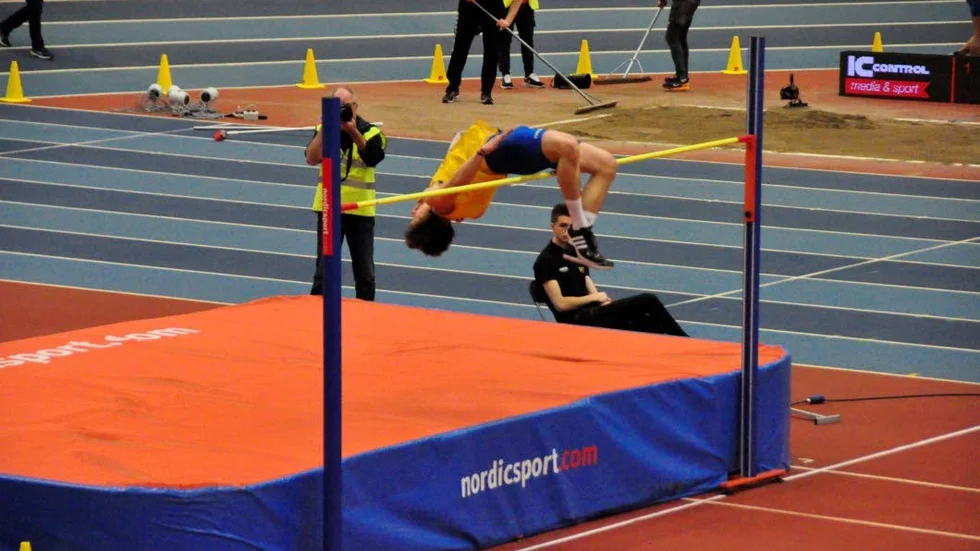Guldhoppare. Filip Björklund, här under Nordenkampen, tog guld under helgens inne-junior-SM i IFU Arena.