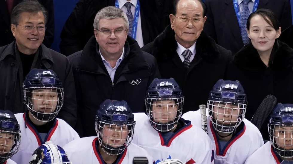 Idrottsdiplomati. Sydkoreas president Moon Jae-In, IOK:s ordförande Thomas Bach, Nordkoreas nominella statschef Kim Yong-Nam och diktatorn Kim Jong-Uns syster Kim Yo-Jong poserar med det gemensamma koreanska damlaget i ishockey.