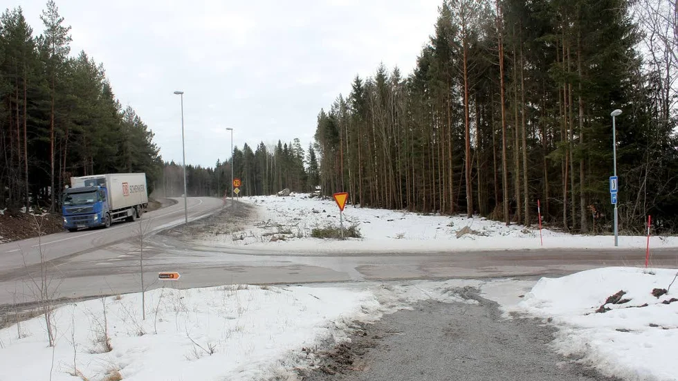 Klondyke. Vid Österleden har träd tagits ned vid korsningen mot Silvergatan där en busshållsplats ska byggas samt en gång- cykelväg leda ner mot Bergvreten.