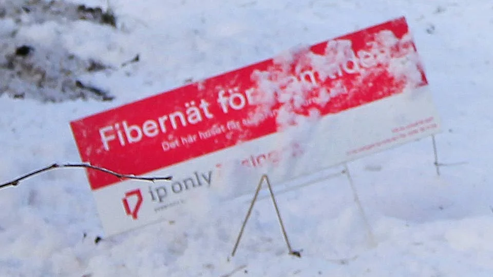 Fiber med fördröjning. Nyligen har IP Only Roslagen informerat tilltänkta kunder på Gräsö att berg och sten i de tänkta stamstråken kan göra att fibergräving måste ersättas av luftburna ledningar. Någon tidplan finns inte än så länge.