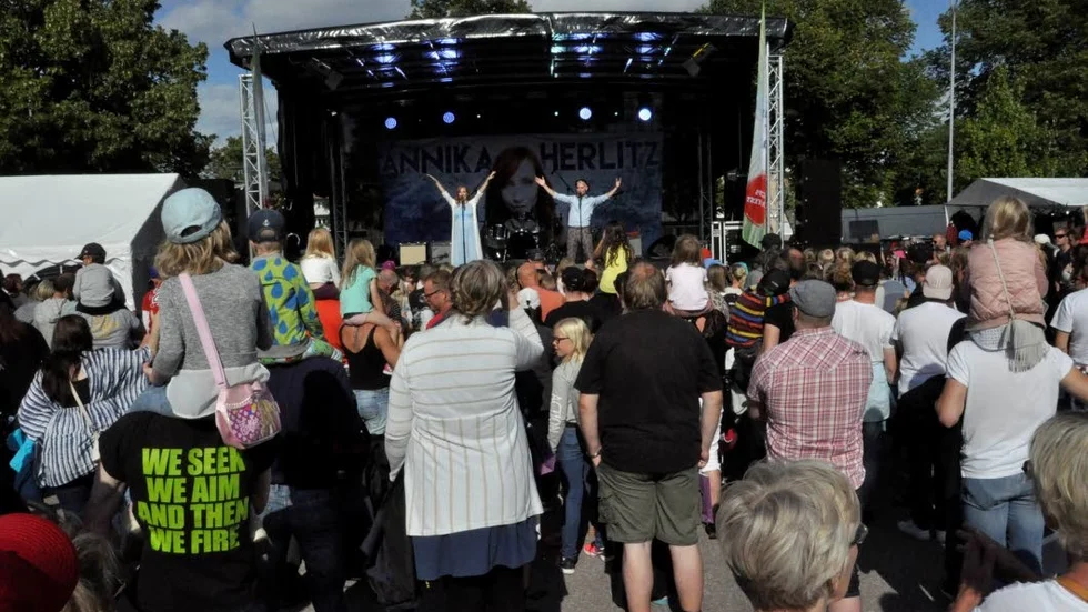 Musikalartisten Annika Herlitz lockade storpublik vid sitt framträdande på Tierps torgfest 2016. Den 25 augusti är det dags för en ny fest.