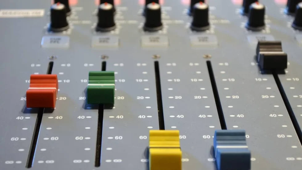 Varje vardag mellan klockan 13-20 sänder Studentradion 98,9 live på FM-bandet, och dygnet runt på webben. Men några nomineringar till årets Guldöra blev det inte.