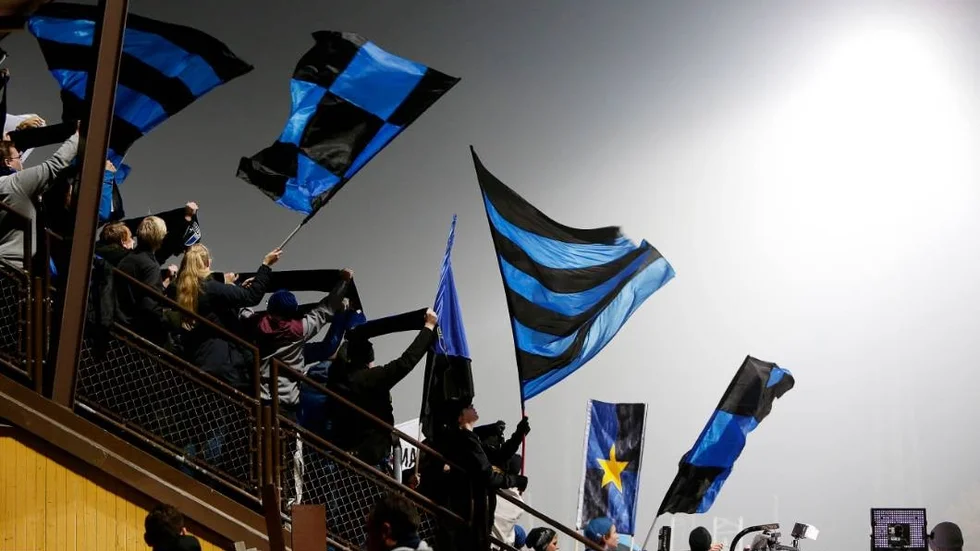 fotboll första kvalmatchen till allsvenskan, Sirius(blåsvart) - Falkenberg, Sirius hejaklack Västra sidan.
Foto : STAFFAN CLAESSON  20151105