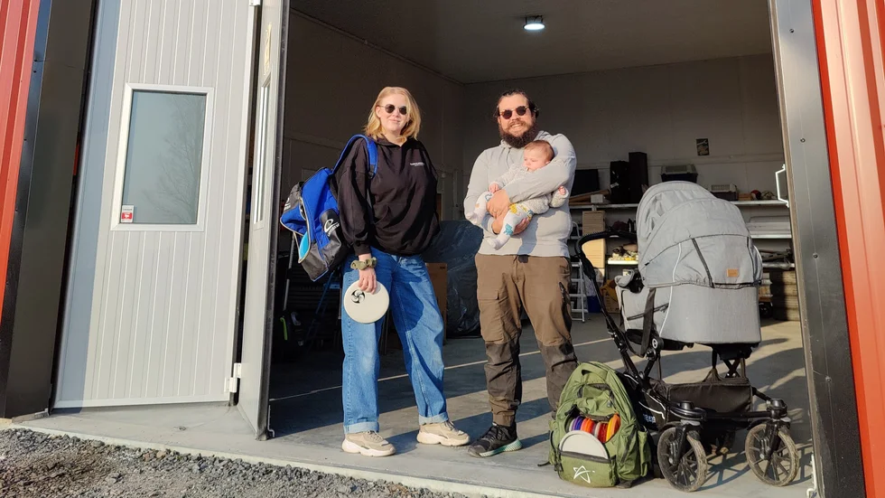 "Så småningom är förhoppningen att lagret ska vara öppet som butik några gånger i månaden så man kan komma och klämma på produkterna" säger Josefine Eliasson.