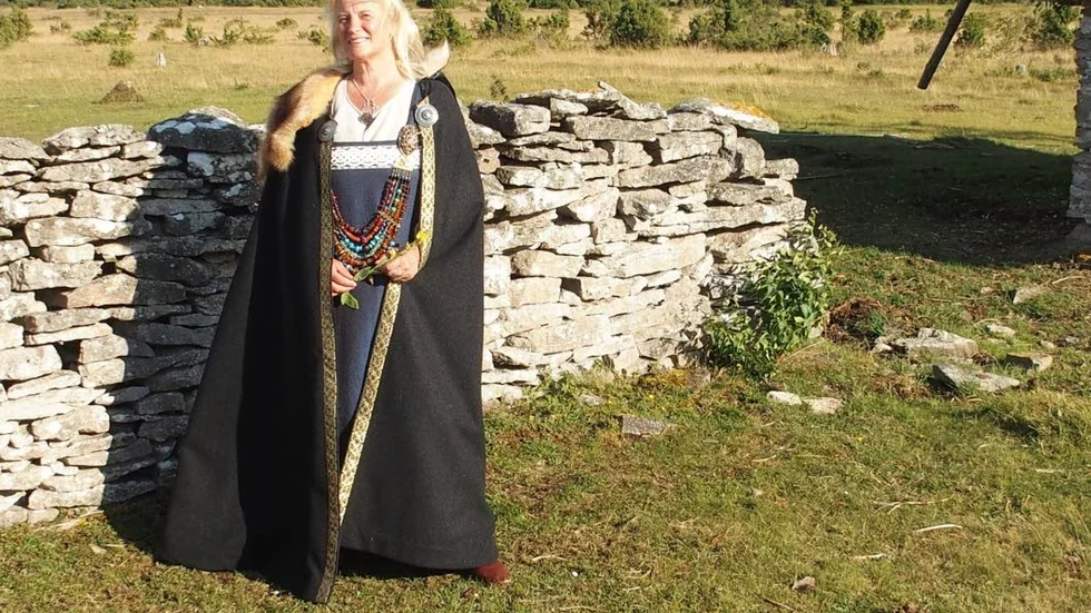 Dramatiserar historisk tid. Arkeologen och författaren Agneta Arnesson Westerdahl  berättar om några människoöden från Uppländsk medeltid i "Skuggornas tid". Men hennes egen favorittid är vikingatiden. Här är hon klädd som på 800-talet.