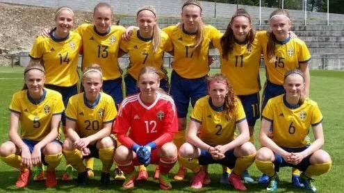 F-16-landslaget. Beata Ollson och hennes lagkamrater innan matchen mot Ryssland