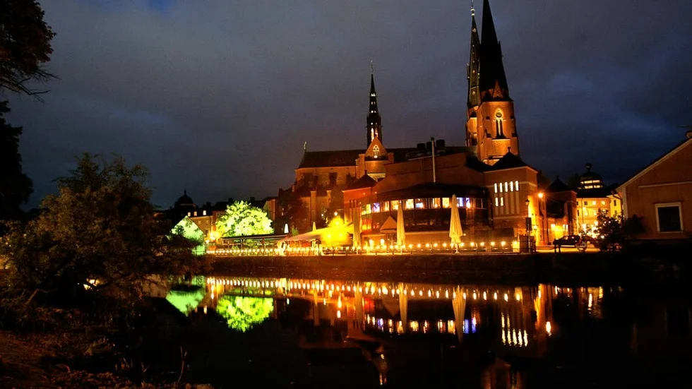 Domkyrkan i ljus. Under en timme på lördagskvällen släcks all belysning.