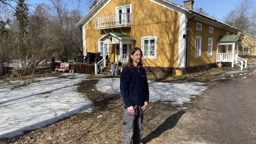 Jimmy Zällh är fastighetsskötare och den som leder renoveringsarbetet av fastigheterna i Tobo som köpts av Norrkronan. Här står han vid husen på Skolvägen.
