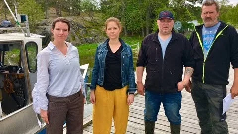 Vill lyfta fiskefrågan. Från vänster: Lina Nordquist, regionråd (L), Maria Weimer, riksdagsledamot (L),  Tom Sundell, yrkesfiskare samt Jim Sundell, yrkesfiskare.