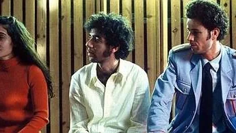 Den egyptiske musikern (t h) försöker att hjälpa de israeliska ungdomarna att få kontakt i humoristiska filmen Polisorkestern som kom bort.