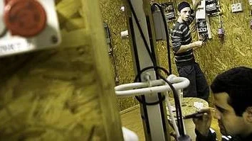 Payan Shahed och Marcus Haagensen tycker att utbildningen till elektriker är bra därför att den leder till arbete samtidigt som den som vill kan plugga vidare.