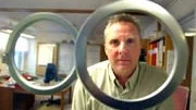 Erik Ahltorp, står i receptionen i Migrationsverkets administrationsbyggnad. I 18 år har han arbetat inom organisationen men till sommaren får han se sig om efter ett nytt jobb.