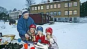 Julia Hilläng i klass tre och Tova Brorsson och Josefina Svensson i klass ett får byta skola till Almunge eller Funbo om Länna skola läggs ned till hösten. Christina Ohlin servar med mellanmål utanför skolan.