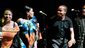 Efter att ha kritiserat Apartheidregimen tvingades Miriam Makeba (till vänster) till en nära 30 år lång exil från sitt hemland. Det var Nelson Mandela som övertalade henne att komma tillbaka 1990.