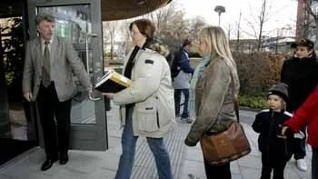 Listor med drygt 1 400 namn som föräldrarna samlat in och 170 namn som elever samlat in, samtliga protesterar mot nedskärningarna i Örsundsbroskolan, överlämnades på onsdagen till politikerna i skolstyrelsens arbetsutskott.