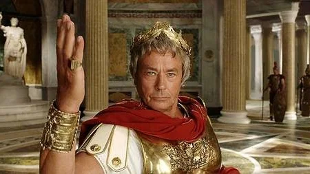 "... och hela Gallien är ockuperat. Hela Gallien? Nej,..." Asterix (Clovis Cornillac), Obelix (Gérard Depardieu) och de andra i den lilla byn gör fortsatt motstånd - men den här gången sämre än någonsin.
