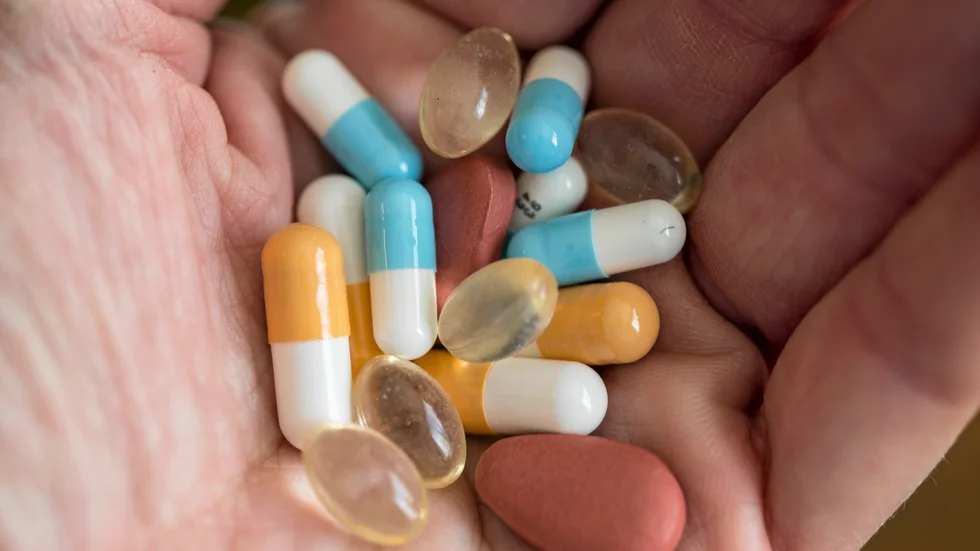 Svensk vård lider av stora strukturella problem. Av hierarkiska problem. Bästa medicinen är att lyssna och låta de anställdas analyser av problemen komma fram.